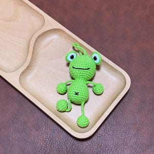 Pingente de sapo, chaveiro de crochê em forma de sapo, pingente de bolsa feito à mão, chaveiro personalizado, chaveiro de couro com letras, acessório de crochê, pingente de bolsa em forma de sapo feio