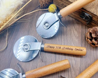 Customized Wooden Handle Pizza Cutter,Wedding Party Favors,pizza tools,kitchen gifts,pizza lovers gifts,Birthday Gift,Ideal Housewarming