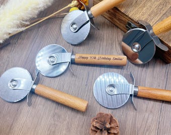 Personalized Wooden Handle Pizza Cutter,Wedding Party Favors,pizza tools,kitchen gifts,pizza lovers gifts,Birthday Gift,Ideal Housewarming