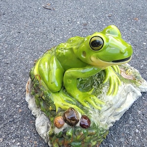 Hand-Painted Ceramic Frog Garden Statue – Vibrant Green Amphibian Figurine