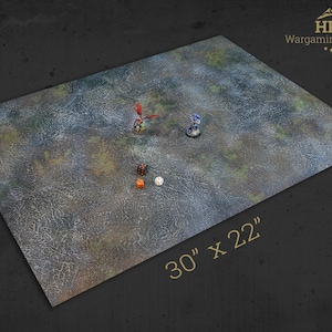 Peut inclure: Tapis de terrain de jeu de guerre, mesurant 76 x 56 cm, avec une surface texturée, grise et verte mouchetée. Le tapis présente des figurines miniatures et des dés. Le texte "HRC Wargaming Terrain" est visible dans le coin supérieur droit.
