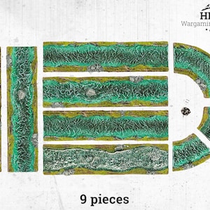 Puede incluir: Conjunto de terreno de wargame de nueve piezas con secciones de río. Las piezas tienen un diseño de río verde con orillas marrones y amarillas. Incluye piezas rectas, curvas y de esquina. El texto "9 pieces" está en la parte inferior.