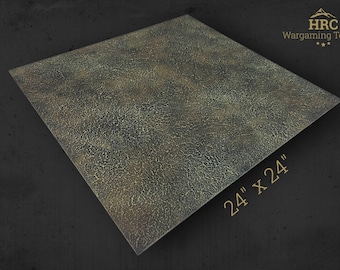 Pode incluir: Ladrilho quadrado de terreno de wargaming, 61 cm x 61 cm, com uma superfície texturizada e manchada em tons de castanho e verde. O ladrilho tem uma aparência áspera e desgastada, adequada para jogos de mesa. O logotipo HRC Wargaming Terrain está no canto superior direito.
