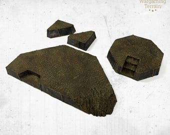 Pode incluir: Um conjunto de peças de terreno texturizadas castanhas para jogos de mesa. O conjunto inclui uma plataforma grande com um recorte, duas peças triangulares mais pequenas e uma peça octogonal com escadas. O logótipo HRC Wargaming Terrain é visível.