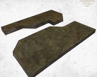 Pode incluir: Duas peças de terreno de wargame castanhas. Uma é retangular com uma borda angular, a outra em forma de L. Ambas têm superfícies texturizadas e laterais caneladas. O logotipo HRC Wargaming Terrain está no canto superior direito.