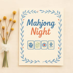 Puede incluir: Una tarjeta color crema con las palabras "Mahjong Night" en azul y naranja, rodeada por un borde de hojas azules. Debajo del texto hay cuatro fichas de Mahjong. Un ramo de flores secas con una cinta blanca a la izquierda.