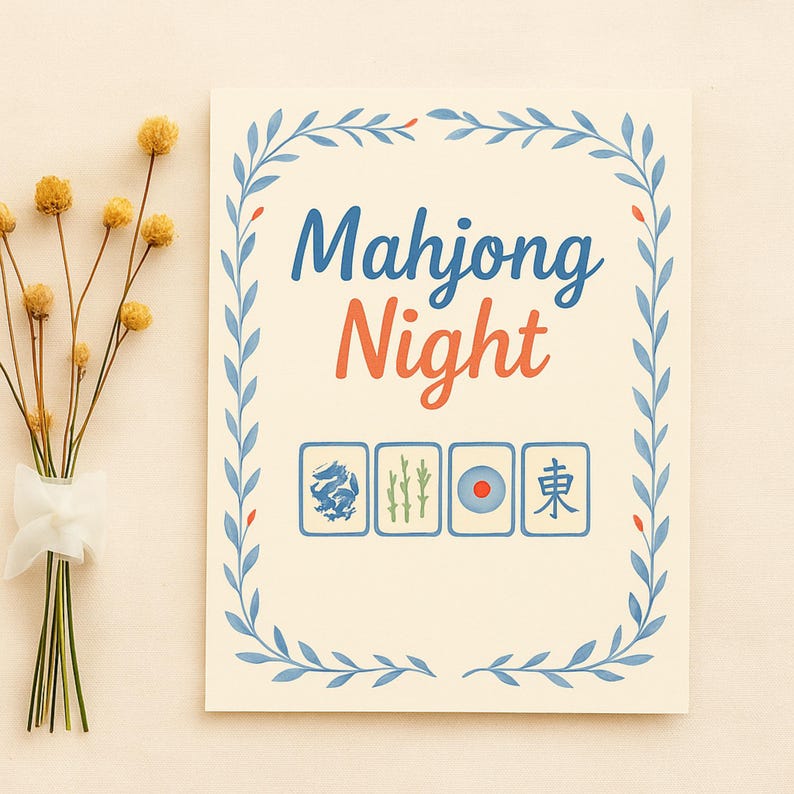 Puede incluir: Una tarjeta color crema con las palabras "Mahjong Night" en azul y naranja, rodeada por un borde de hojas azules. Debajo del texto hay cuatro fichas de Mahjong. Un ramo de flores secas con una cinta blanca a la izquierda.