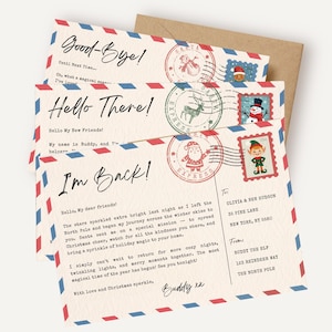 Könnte beinhalten: Drei cremefarbene Postkarten mit rot-blauem Luftpostrand. Jede Karte zeigt einen Santa Express-Poststempel, eine weihnachtliche Briefmarke und gedruckten Text wie Good-Bye, Hello There und I'm Back, signiert von Buddy the Elf.