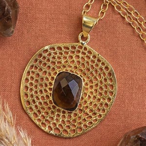 Colar de Quartzo Fumê, Presente de Aniversário, Joia Marcante com Pingente Dourado, Gema Marrom Elegante para Ela
