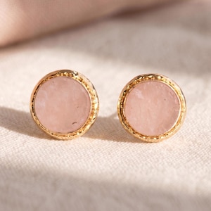 Pendientes de cuarzo rosa / Pendientes de gema rosa con engaste dorado / Pendientes minimalistas y delicados para el día a día / Regalo hipoalergénico para ella