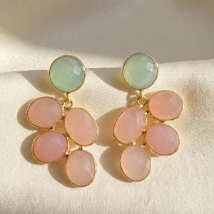 Pendientes colgantes florales de calcedonia en tonos pastel, pendientes llamativos con diseño de racimo dorado, joyería para damas de honor, regalo para ella.
