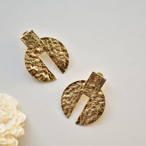 Pendientes geométricos dorados martillados / Pendientes ligeros y llamativos hechos a mano / Joyería moderna hipoalergénica