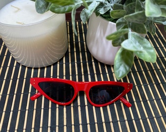 Trendy plastic red top-there sunglasses no tags