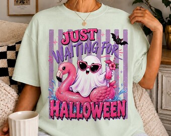 Camiseta "Just Waiting For Halloween", Camiseta de flamenco fantasma, Camiseta de Halloween de verano, Camiseta de fantasma adorable, Camiseta de Halloween espeluznante, Camiseta Comfort Colors