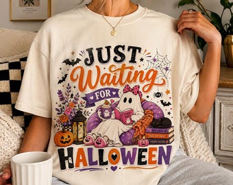 Camiseta "Just Waiting For Halloween", Camiseta de fantasma adorable, Camiseta para amantes de los libros, Camiseta de calabaza, Camiseta Boo Crew, Camiseta de temporada espeluznante, Camiseta de colores cómodos