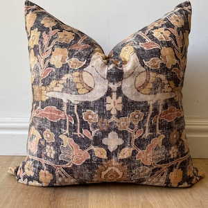 Copricuscino decorativo boho floreale anticato con uccelli botanici, disponibile in diverse misure, color argilla nera sbiadita, marrone ocra e sabbia, Scandi.