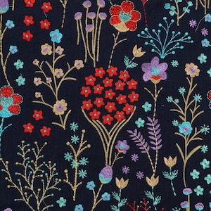 Puede incluir: Una tela azul oscuro con un patrón repetitivo de flores bordadas en rojo, dorado, morado y turquesa.