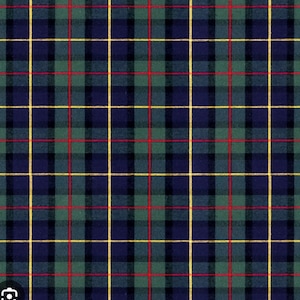 Puede incluir: Primer plano de un patrón de cuadros en un diseño de cuadrícula. El patrón presenta una disposición repetida de líneas azul oscuro, verde, rojo y amarillo, creando un diseño de tartán clásico. La tela tiene una textura tejida.