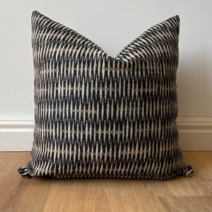 Copricuscino da esterno Boho moderno astratto in lino nero beige di Designer Insideout disponibile in diverse misure, artigianale scandinavo.