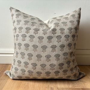 Federa per cuscino stampata a mano / Lino floreale ispirato al designer / Blu beige / Toni neutri della terra / Arredamento moderno boho / Federa europea