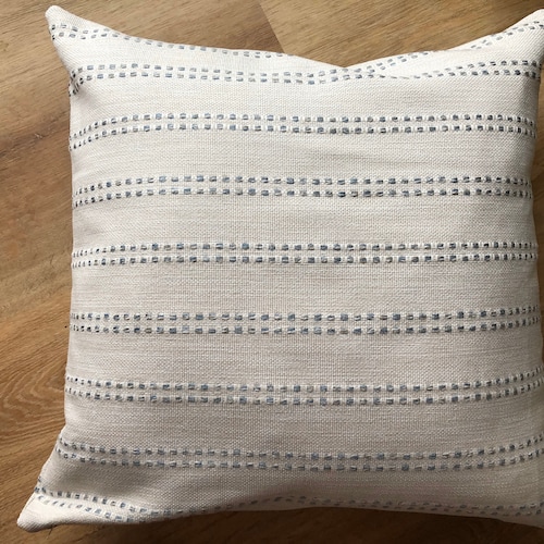Housse de coussin moderne à rayures en pointillés bleu ciel texturé blanc crème disponible en plusieurs tailles tissu haute performance plage côtière