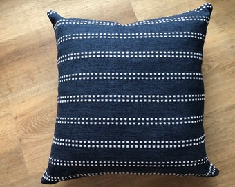 Housse de coussin moderne à rayures pointillées bleu indigo texture blanc crème disponible en plusieurs tailles tissu haute performance plage côtière