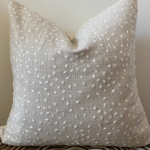 Lin à pois épars brodés de créateur beige blanc crème texturé style organique disponible en plusieurs tailles hygge