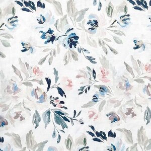Puede incluir: Una tela blanca con un patrón floral azul y gris. Las flores son estilizadas y tienen un efecto acuarela.