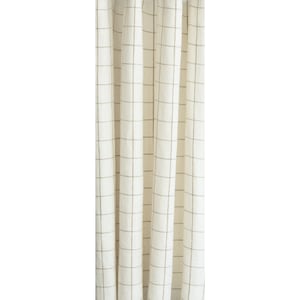 Puede incluir: Cortinas de lino blanco con un patrón de cuadrícula marrón.