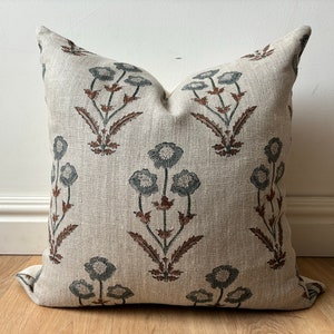 Federa per cuscino stampata a mano / Lino floreale ispirato al designer / Blu, marrone, beige / Toni neutri della terra / Arredamento moderno boho / Federa europea