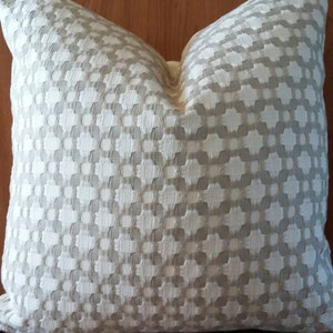 Designer F Schumacher entre pierre blanc beige grège neutre géométrique à petite échelle lombaire euro taie d'oreiller coussin jeter luxe moderne