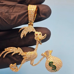 Ciondolo a forma di borsa porta soldi in moissanite Road Runner con taglio rotondo da 3 ct, placcato in oro giallo 14 carati