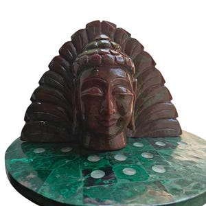 Handskuren indisk rubin Buddha-huvudstaty: Andlig helande dekor
