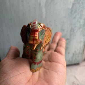 Estatua de elefante de jade verde tallada a mano: decoración para la prosperidad y la sabiduría