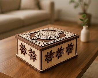 Op de afbeelding: Houten doos met een decoratief bloemmotief op het deksel en de zijkanten. Het deksel heeft een gedetailleerd, lasergesneden patroon. De zijkanten hebben drie bloemvormige uitsparingen. Gemaakt van licht en donkerbruin hout.