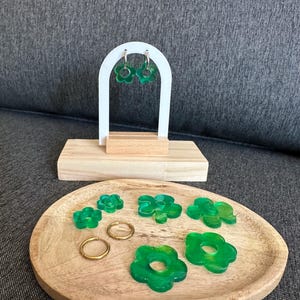 Interchangeable epoxy resin earrings – Hoops + green flowers