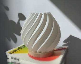 Sustainable 3D-printed table lamp “Stråling” made of wood and PLA – modern, decorative and atmospheric desk lamp, mood lamp