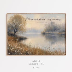 Könnte beinhalten: Ein rechteckiger Wandkunstdruck mit einem Landschaftsgemälde eines ruhigen Sees bei Sonnenaufgang mit goldenen Bäumen und Wildblumen. Der Text lautet: His mercies are new every morning, Lamentations 3:23. Darunter steht: ART & SCRIPTURE BY INA.