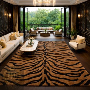 Può includere: Un grande tappeto rettangolare con un motivo a strisce di tigre nei toni del marrone e del nero. Il tappeto è il punto focale di un lussuoso soggiorno con divani bianchi, un tavolino in marmo e una vista su uno spazio esterno verde.