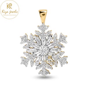 Könnte beinhalten: Ein goldener Diamant-Schneeflocken-Anhänger. Der Anhänger hat einen zentralen runden Diamanten, der von Baguette- und runden Diamanten umgeben ist und ein Schneeflocken-Design bildet. Er hat eine goldene Öse für eine Halskette.
