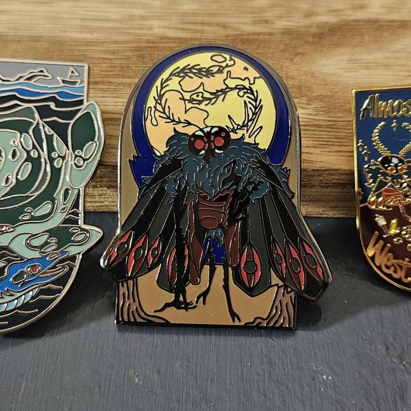 Spille a tema criptidi: spille smaltate, Mothman, Nessie e Flatwoods.