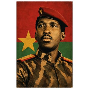 Puede incluir: Un retrato de una persona que lleva una boina roja con una estrella dorada y una chaqueta militar de camuflaje con hombreras rojas. El fondo presenta una bandera horizontal roja y verde con una gran estrella amarilla en el centro.