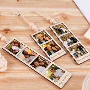 Könnte beinhalten: Lesezeichen aus Holz mit Familienfotos. Jedes Lesezeichen hat drei rechteckige Fotoschlitze und eine Schnur mit Holzperlen zum Aufhängen. Die Texte "My beloved", "Precious Memories" und "The Smith Family" sind eingraviert.