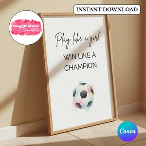 K&ouml;nnte beinhalten: Ein gerahmter Druck mit dem Text "Play like a girl! Win like a champion" &uuml;ber einem Aquarell-Fu&szlig;ball. Der Druck befindet sich in einem hellen Holzrahmen und enth&auml;lt die Worte "Instant Download".