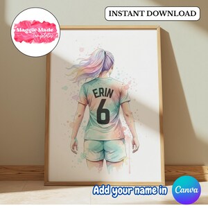 K&ouml;nnte beinhalten: Aquarelldruck einer Fu&szlig;ballspielerin mit einem Trikot mit der Aufschrift "ERIN" und der Nummer "6". Die Spielerin hat farbenfrohes Haar und ist vor einem wei&szlig;en Hintergrund mit Aquarellspritzern abgebildet. Text: "SOFORT-DOWNLOAD" und "Add your name in Canva".