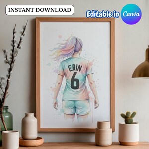 K&ouml;nnte beinhalten: Ein gerahmter Aquarelldruck mit einer Fu&szlig;ballspielerin mit Regenbogen-Pferdeschwanz, die ein Trikot mit "ERIN" und der Nummer "6" tr&auml;gt. Der Druck hat den Text "INSTANT DOWNLOAD" und "Editable in Canva".