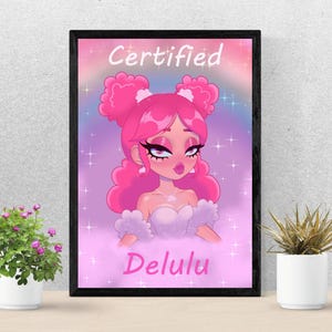 Puede incluir: Una impresión artística enmarcada con una ilustración de dibujos animados de una mujer con cabello y maquillaje rosados. El texto "Certified" está en la parte superior y "Delulu" en la inferior. El fondo tiene un arcoíris y brillos.