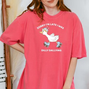 Comfort Colors® Sorry I&#39;m Late I Was Dilly Dallying, Funny Goose Shirt, Animal Humor Gift,  Oversized Shirt, Graphic Retro Vintage T Shirt