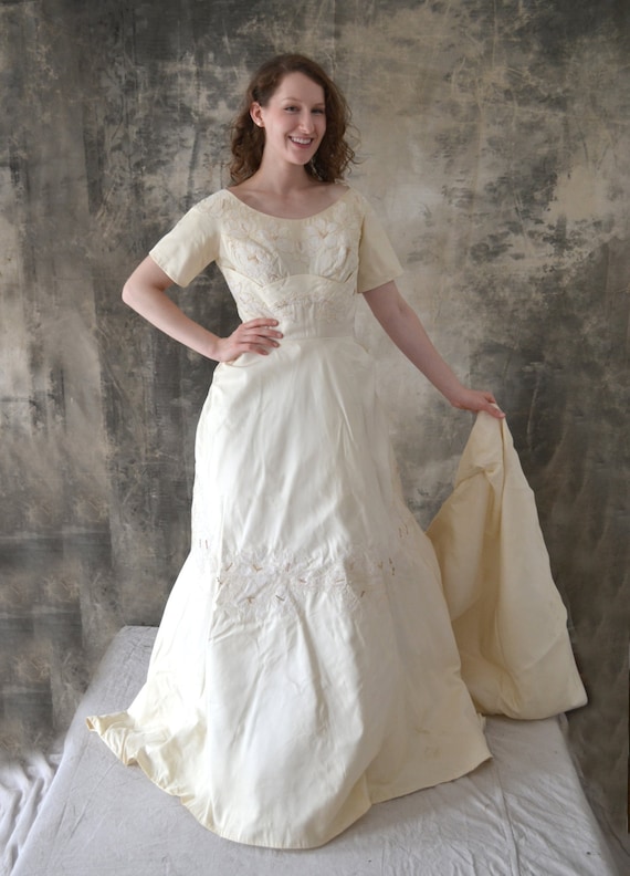 1950s Satin Wedding Gown with Train - image 2