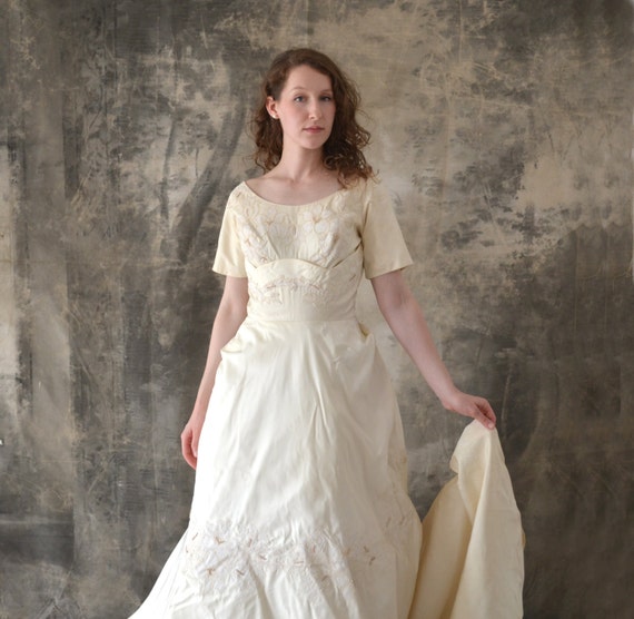 1950s Satin Wedding Gown with Train - image 3
